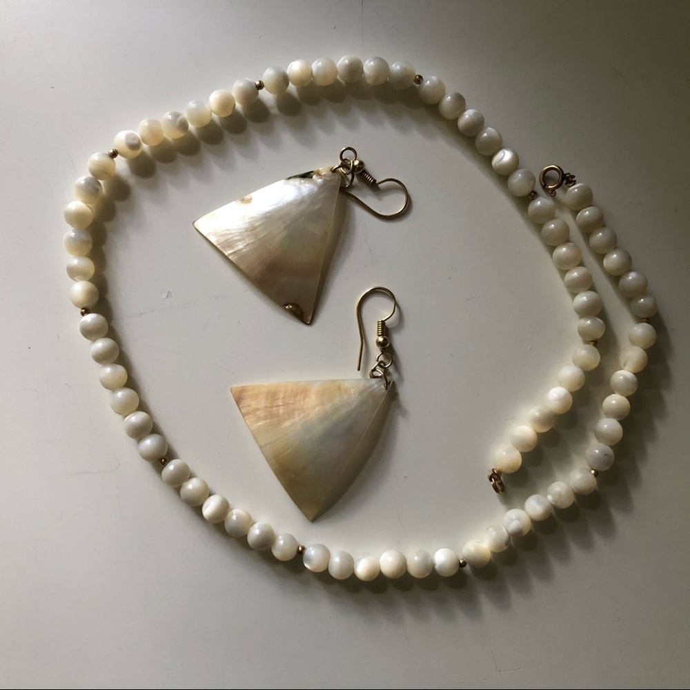 Beautiful mother of Pearl necklace & earrings